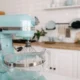 Robot de cocina Bosch Lidl sobre la encimera de una cocina doméstica, listo para batir o amasar.