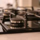 Imagen de una cocina con una placa de inducción dañada para ilustrar si merece la pena arreglar una placa de inducción.