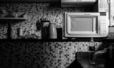 Microondas en cocina doméstica relacionado con el tema de el microondas funciona pero no calienta.
