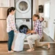 Armario para lavadora y secadora: cómo elegir el mueble ideal — lavandería moderna con un mueble empotrado que oculta lavadora y secadora de carga frontal, encimera para doblar ropa y cestas organizadoras.