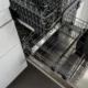Lavavajillas integrado oculto en muebles de cocina para ilustrar qué es un lavavajillas integrable