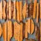 Freidora de aire integrada en el horno cocinando verduras crujientes en una bandeja perforada