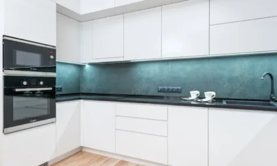Panel de un horno Balay con un código de error y limpieza con paño seco