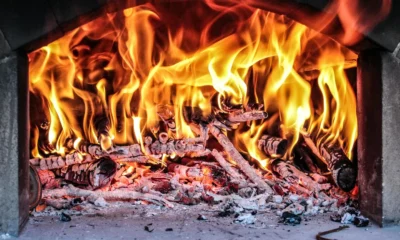 Interior de un horno con restos quemados para ilustrar el tema horno huele a quemado.