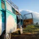 Nevera de una camper con la puerta entreabierta y un separador para que no se cierre la nevera de una camper