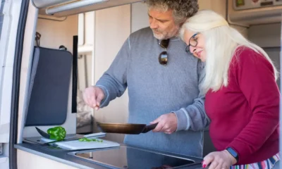 Interior de una autocaravana con una nevera trivalente 12V/220V gas en la cocina, mostrando su uso en un vehículo recreativo.