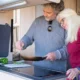 Interior de una autocaravana con una nevera trivalente 12V/220V gas en la cocina, mostrando su uso en un vehículo recreativo.