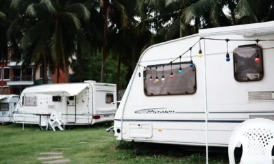 Nevera de gas butano Media Markt en el interior de una caravana durante un viaje de camping