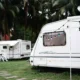Nevera de gas butano Media Markt en el interior de una caravana durante un viaje de camping