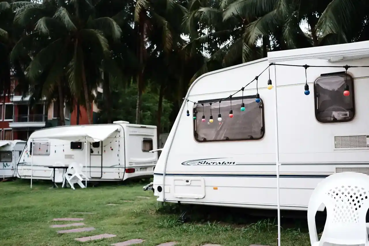 Nevera de gas butano Media Markt en el interior de una caravana durante un viaje de camping