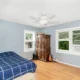 Aire acondicionado y ventilador juntos en un salón moderno para mejorar la circulación del aire y el confort térmico.