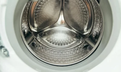 Lavadora limpia por dentro para ilustrar como limpiar el tambor de la lavadora sin dañar sus piezas