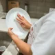 Imagen para el artículo como limpiar el lavavajillas con finish: una persona limpia el interior del lavavajillas en una cocina moderna.