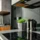 Trucos caseros para limpiar la placa de inducción en una cocina moderna con una superficie de cristal en limpieza