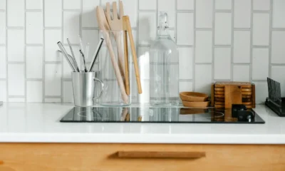 Persona limpiando una placa de inducción con paño suave, ilustrando cómo se puede limpiar la placa de inducción con vitroclen de forma segura