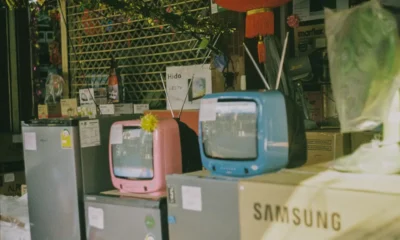 Clientes comparando televisores en el pasillo de electrónica, imagen ilustrativa para Televisores Samsung 43 pulgadas en Carrefour: guía de compra