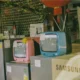 Clientes comparando televisores en el pasillo de electrónica, imagen ilustrativa para Televisores Samsung 43 pulgadas en Carrefour: guía de compra