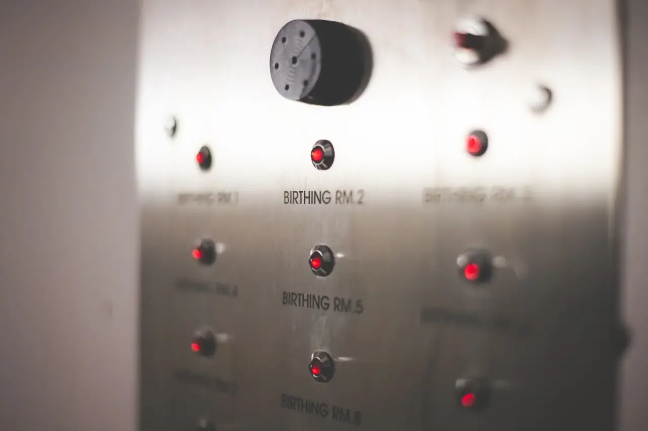 Primer plano del panel de control del lavavajillas con luces LED y una mano señalando los indicadores — Indicadores del lavavajillas Beko B Pro 500: qué significan