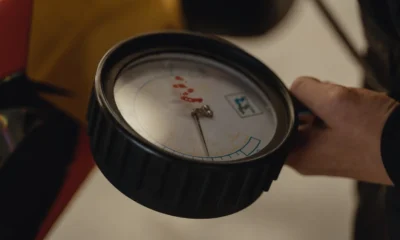 Técnico ajustando el manómetro de una caldera de tipo combi, imagen ilustrativa para Error 108 en caldera Ariston: causas, presión baja y solución.
