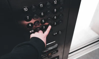 Resetear lavavajillas Siemens: guía clara para recuperar el ciclo — mano presionando los botones del panel de control del lavavajillas en una cocina moderna.