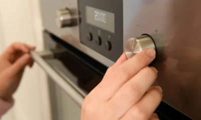 Mano ajustando la ruleta de temperatura de un frigorífico para regular la temperatura frigorífico 1 a 7