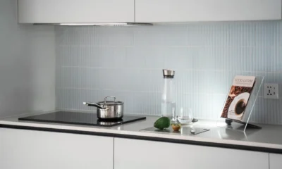 Placa induccion negra mate antihuellas con una sartén en una cocina moderna