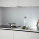 Placa induccion negra mate antihuellas con una sartén en una cocina moderna