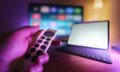 Televisor de pantalla plana con colores intensos y alto contraste en una sala moderna, imagen que ilustra Qué es QLED en televisores y en qué se diferencia de OLED.