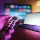 Televisor de pantalla plana con colores intensos y alto contraste en una sala moderna, imagen que ilustra Qué es QLED en televisores y en qué se diferencia de OLED.