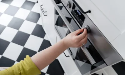 Mano ajustando la temperatura frigorífico 1 a 6 en el mando de una nevera doméstica.