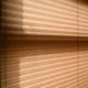Imagen de una habitación con aire acondicionado y persianas cerradas para bloquear el sol y mantener la casa fresca.