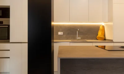 Cocina minimalista con frentes cerrados y encimera despejada, ilustrando Cocinas ocultas sin electrodomésticos: claves de una tendencia discreta