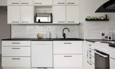 Lavavajillas compacto de 45 cm en una cocina pequeña, imagen para el artículo mejor lavavajillas 45 cm.