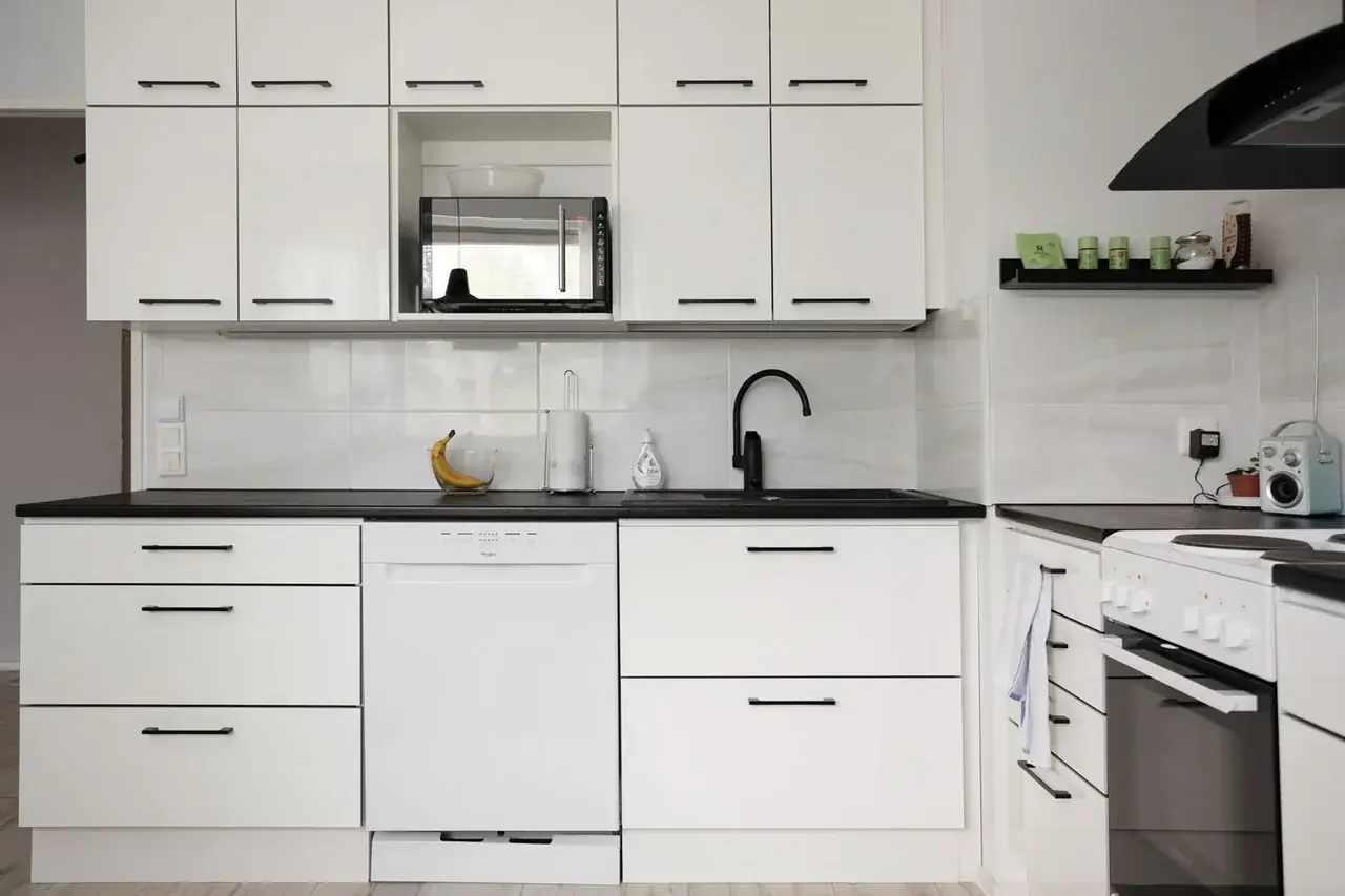 Lavavajillas compacto de 45 cm en una cocina pequeña, imagen para el artículo mejor lavavajillas 45 cm.