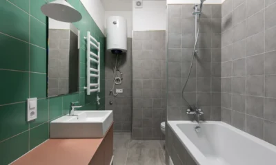 Caldera compacta Hermann MicraCom Condens 28 instalada en una pared de cocina o cuarto técnico.