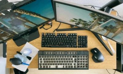 Escena de limpiar y desinfectar ordenador: una persona usa un paño de microfibra para limpiar la pantalla, destacando la acción de limpiar y desinfectar ordenador.