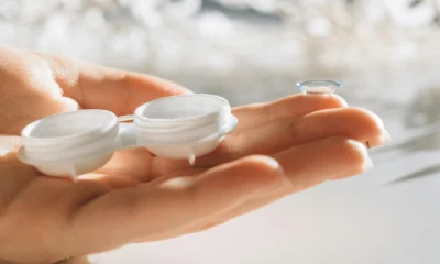 limpieza de lentes y gafas: persona manipulando lentes de contacto con soluciones de limpieza