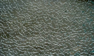 Imagen de cristales rotos por por que explota el cristal del horno, con fragmentos de vidrio de la puerta del horno en el suelo de una cocina