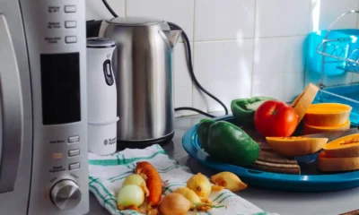 Cuisinart robot de cocina multifunción 5 en 1: análisis y precio — imagen del robot sobre una encimera de cocina con accesorios, cuenco y verduras frescas para ilustrar prestaciones y coste.