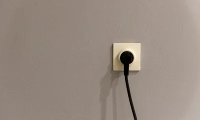 subida de tensión electrodomésticos en un enchufe dañado dentro de una casa