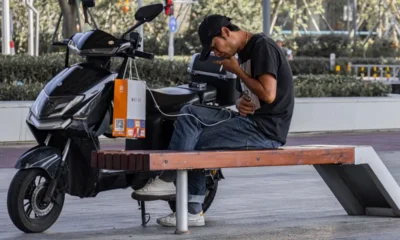 Revisión de un patinete Denver que no enciende junto al cargador