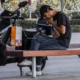 Revisión de un patinete Denver que no enciende junto al cargador