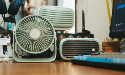 Foto de una persona realizando limpieza de ventiladores de escritorio