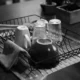 Vasos con velo blanco tras el lavado, ilustrando por qué el lavavajillas deja los vasos blancos y cómo evitarlo.