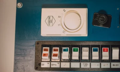 resetear lavavajillas beko en un panel de control de lavavajillas moderno