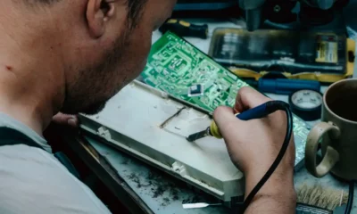 Lavavajillas Balay mostrando el código de error E09 mientras un técnico revisa el sistema de calentamiento