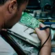 Lavavajillas Balay mostrando el código de error E09 mientras un técnico revisa el sistema de calentamiento