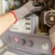 Técnico revisando la bomba de desague lavavajillas bosch durante una reparación en la cocina.