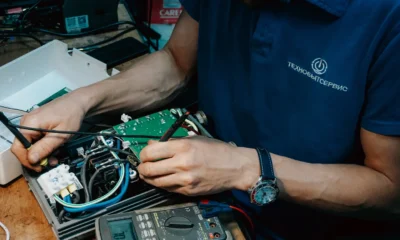 Técnico revisando un lavavajillas teka error e1 para diagnosticar el fallo de entrada de agua.