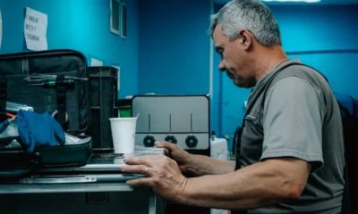 Técnico revisando un lavavajillas Bosch con error e09 lavavajillas bosch
